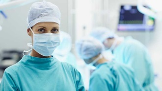 cirurgiã na sala de operações